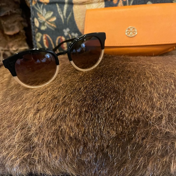 Tory Burch sunglasses with case - Picture 4 of 4